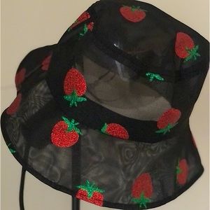STRAWBERRY BUCKET HAT 🍓